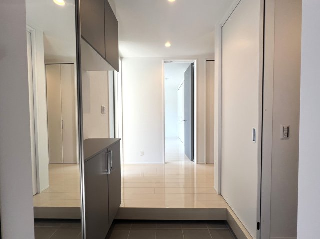 賑やかな街での暮らしに少し疲れたあなたへ。ぴったりなお家見つけました。【高座郡寒川町田端新築戸建】の玄関|収納もある玄関です