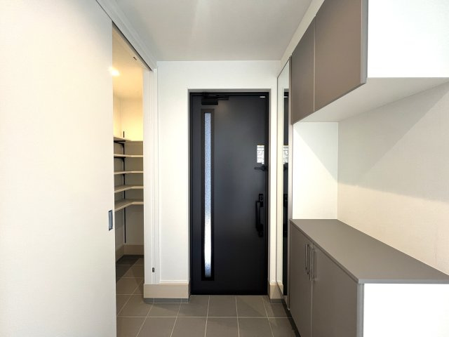 賑やかな街での暮らしに少し疲れたあなたへ。ぴったりなお家見つけました。【高座郡寒川町田端新築戸建】の玄関|落ち着いた玄関です