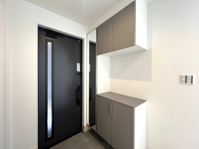 賑やかな街での暮らしに少し疲れたあなたへ。ぴったりなお家見つけました。【高座郡寒川町田端新築戸建】の玄関|ゆったりとした玄関です