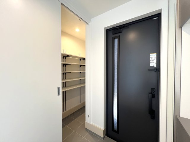 賑やかな街での暮らしに少し疲れたあなたへ。ぴったりなお家見つけました。【高座郡寒川町田端新築戸建】の玄関|ゆったりとした玄関です