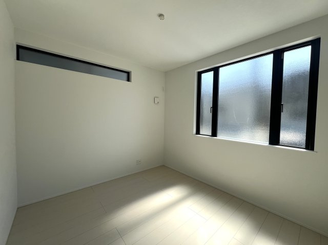 賑やかな街での暮らしに少し疲れたあなたへ。ぴったりなお家見つけました。【高座郡寒川町田端新築戸建】の洋室|個人の部屋や寝室として使える洋室です