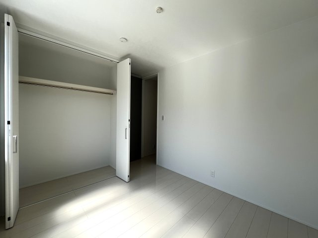 賑やかな街での暮らしに少し疲れたあなたへ。ぴったりなお家見つけました。【高座郡寒川町田端新築戸建】の洋室|広々とした洋室です