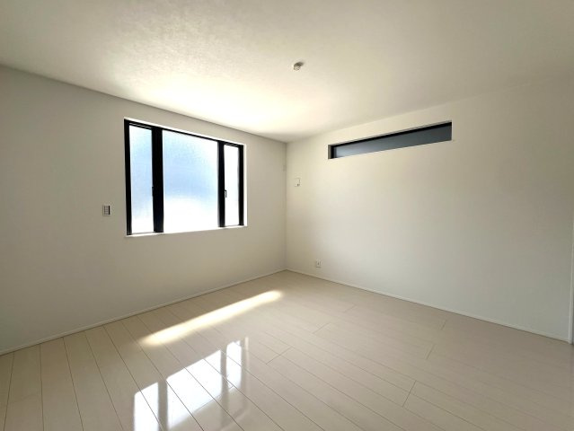 賑やかな街での暮らしに少し疲れたあなたへ。ぴったりなお家見つけました。【高座郡寒川町田端新築戸建】の洋室|きれいな洋室です