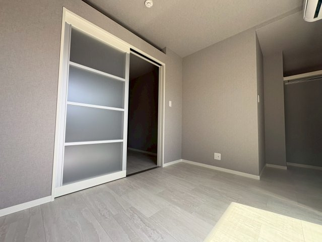 イル・フィオーレ一津屋の洋室