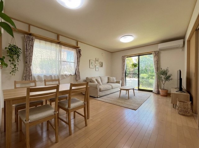 【居間・リビング】 | 行田市南河原　中古戸建　 | 家具等をＣG等で加工しております。家具付きの販売ではございません。