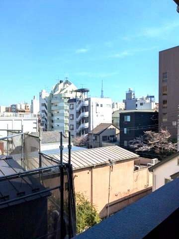 BPRレジデンス東日暮里の展望|4F、リビングと離れた4.5帖洋室
上層階のバルコニーからスカイツリー見えます