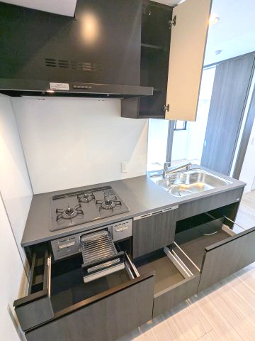 BPRレジデンス東日暮里の設備|グリル付ガス3口システムカウンターキッチン、食器洗浄乾燥機付、浄水器付、キッチン背面に上部収納付、瀟洒でお手入れ楽なガラストップコンロです