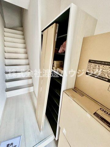 グラッドネス江坂の収納|天井高シューズBOX