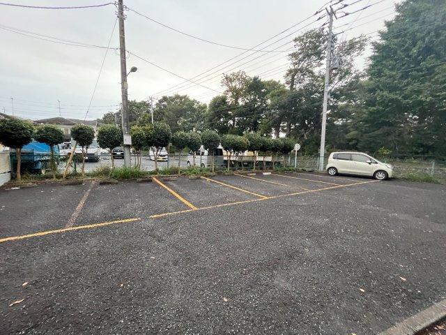 府中市紅葉丘２丁目の賃貸マンションの駐車場