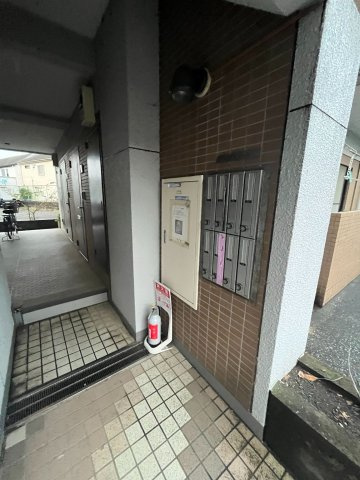 府中市紅葉丘２丁目の賃貸マンションのエントランス
