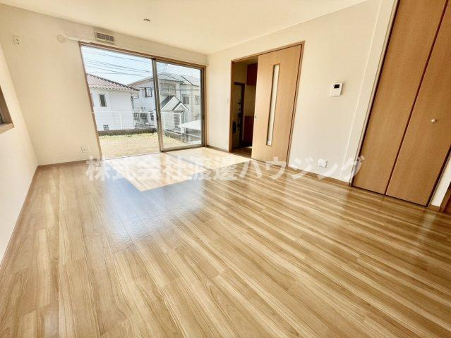 大塚様戸建貸家Ⅱの居間・リビング