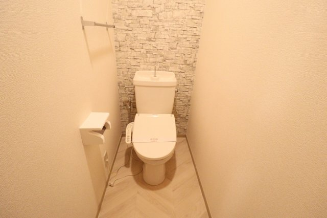 メゾン森ＰａｒｔⅦ・Ⅷのトイレ|もちろん温水洗浄暖房便座です（デザインクロス仕様）