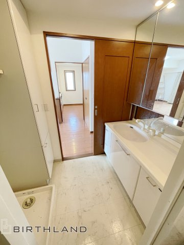 ポレスター鶴見坦　中古マンションの独立洗面台