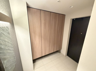 【玄関】 | ブランズタワー大阪本町 | 広々とした玄関は収納スペースもきっちり確保されております。