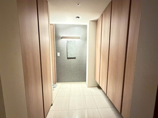 【玄関】 | ブランズタワー大阪本町 | 広々とした玄関は収納スペースもきっちり確保されております。