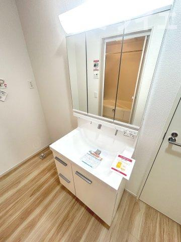 【新築戸建】札幌市北区太平4条4丁目1棟の独立洗面台|広範囲を映すだけではなく、両サイドのミラー裏に収納棚を設け、洗面道具をスッキリ収納できる三面鏡タイプを採用しています。