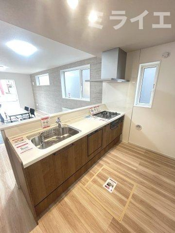 【新築戸建】札幌市北区太平4条4丁目1棟のキッチン|広々システムキッチンは、シンク・調理部分だけではなく、小物から大きな調理器具まで収納でき、出し入れもスムーズな収納充実プランを採用。床下収納あり。食洗器付！