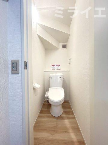 【新築戸建】札幌市北区太平4条4丁目1棟のトイレ|1階・2階に温水洗浄便座を設置。