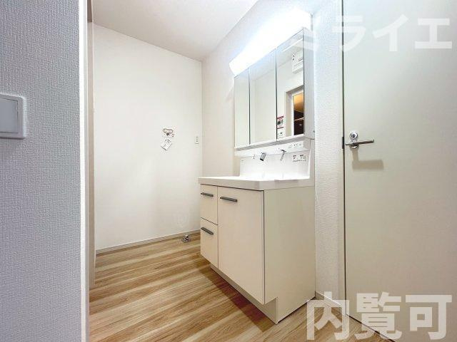 【新築戸建】札幌市北区太平4条4丁目1棟の洗面所|広範囲を映すだけではなく、両サイドのミラー裏に収納棚を設け、洗面道具をスッキリ収納できる三面鏡タイプを採用しています。