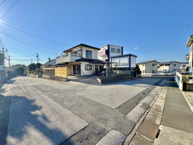 古河市茶屋新田中古戸建の前面道路含む現地写真