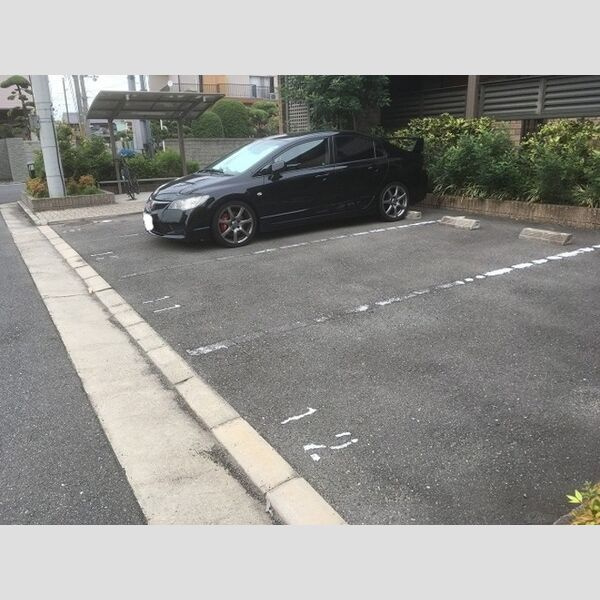 カーサ・エクレールB棟の駐車場
