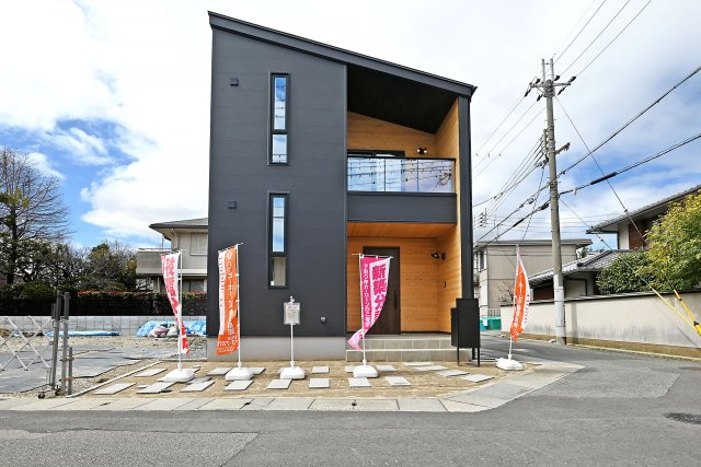伊丹市緑ケ丘2丁目新築一戸建て│全3区画＋駐車1台可の外観|伊丹市緑ヶ丘、全3区画の分譲地もいよいよ残り1区画となりました。日常生活の中で四季の移り変わりを感じることができる自然遊歩道もすぐそばにある住環境です。皆様のご連絡をお待ちしております。