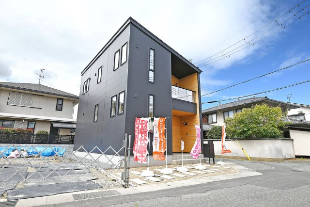 伊丹市緑ケ丘2丁目新築一戸建て│全3区画＋駐車1台可の外観|只今現地説明会開催中です。いつでも室内を見学して頂けますので、お気軽にお問い合わせください。