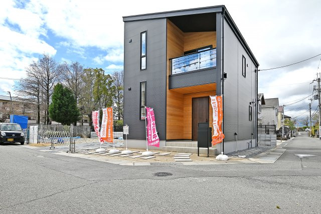 伊丹市緑ケ丘2丁目新築一戸建て│全3区画＋駐車1台可の外観|開放的な角地に面した立地です。