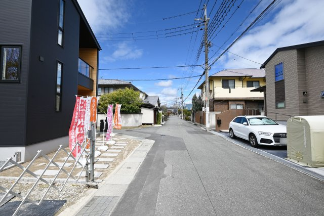 伊丹市緑ケ丘2丁目新築一戸建て│全3区画＋駐車1台可の前面道路含む現地写真|東側前面道路　幅員約5.7ｍ