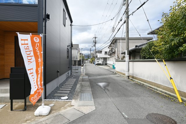 伊丹市緑ケ丘2丁目新築一戸建て│全3区画＋駐車1台可の前面道路含む現地写真|東側前面道路　幅員約5ｍ