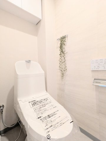 東京ビューマークスのトイレ|～吊戸棚付きのトイレ写真～