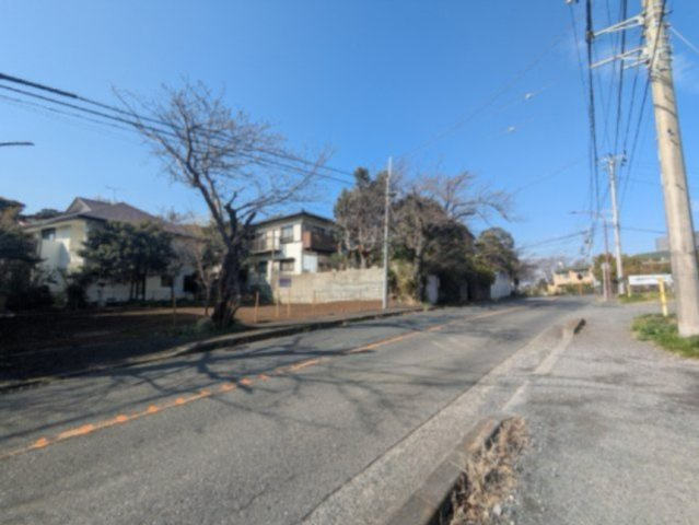 鎌倉山　閑静な住宅街　陽当たり良好の前面道路含む現地写真|前面道路