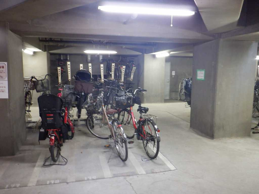 西戸山タワーホウムズノースタワーの駐輪場