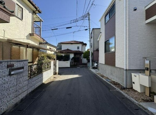 【築浅】鶴ヶ島市五味ヶ谷中古住宅の前面道路含む現地写真