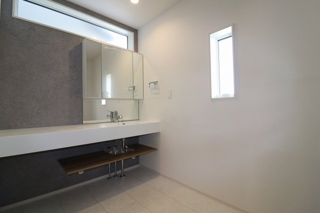 津島市南本町７丁目の新築一戸建の独立洗面台|◇洗面室◇　　洗練されたデザインのオープンサニタリー♪