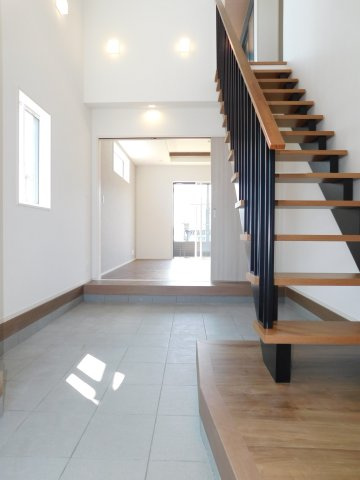 津島市南本町７丁目の新築一戸建の玄関|◇エントランス◇　　広々スペース！！　オシャレなデザイン階段のマルチエントランス♪　