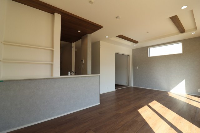 津島市南本町７丁目の新築一戸建の居間・リビング|◇リビング◇　　南面で明るいリビング１７．３７５帖　キッチンには収納棚付き！