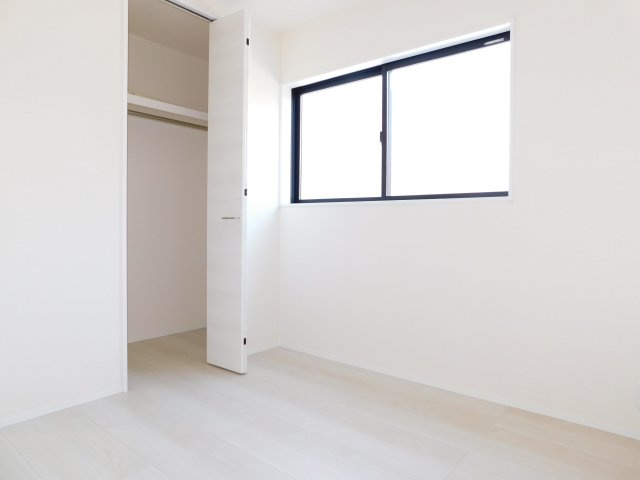 津島市江東町３丁目の新築一戸建の洋室|◇１階洋室◇　　明るい洋室４．５帖　全居室収納完備♪　