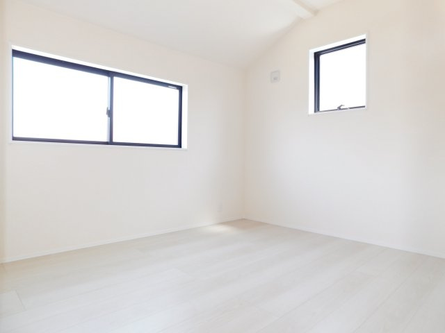 津島市江東町３丁目の新築一戸建の洋室|◇２階洋室◇　　明るい洋室５．５帖　全居室収納完備♪　