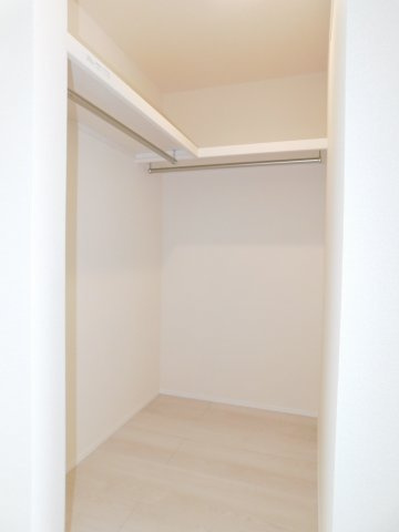 津島市江東町３丁目の新築一戸建の収納|◇ウォークインクローゼット◇　　家族の洋服や大きな荷物が片付く大容量収納♪