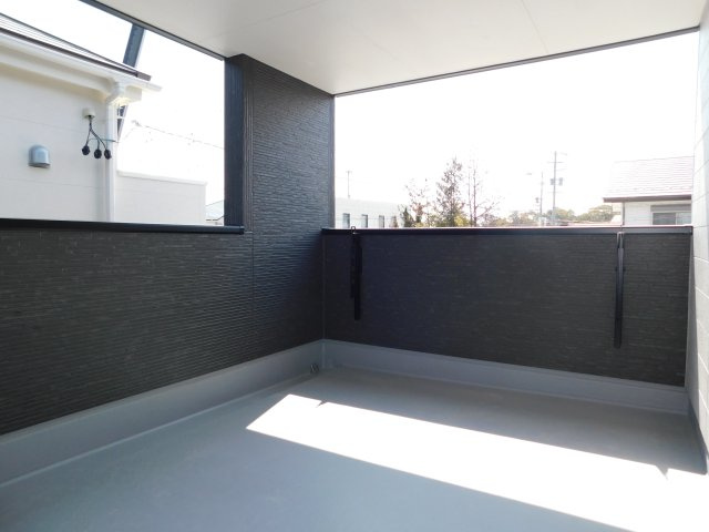 津島市江東町３丁目の新築一戸建のバルコニー|◇バルコニー◇　　急な天候の変化でも安心なインナーバルコニー♪　ダウンライトと外部コンセント完備
