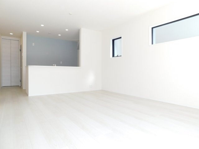 津島市江東町３丁目の新築一戸建の居間・リビング|◇リビング◇　　南面で明るいリビング１６．５帖　家族の会話が弾む対面キッチン♪