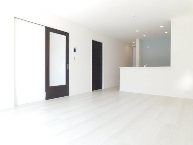 津島市江東町３丁目の新築一戸建の居間・リビング|◇リビング◇　　南面で明るいリビング１６．５帖　　キッチン奥に収納完備！
