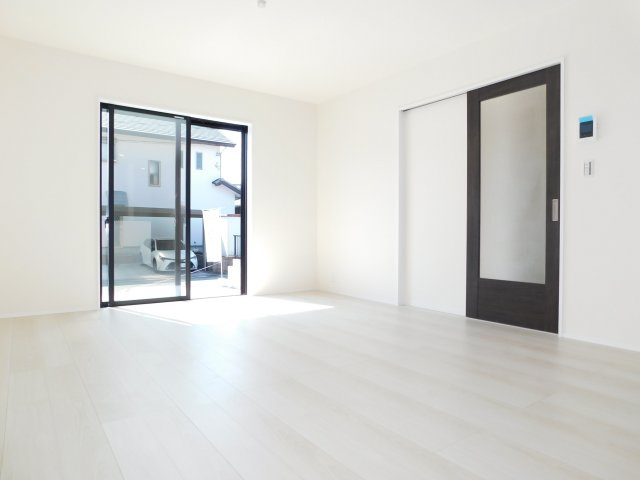 津島市江東町３丁目の新築一戸建の居間・リビング|◇リビング◇　　南面で明るいリビング１６．５帖　心地の良い開放感のあるリビング♪