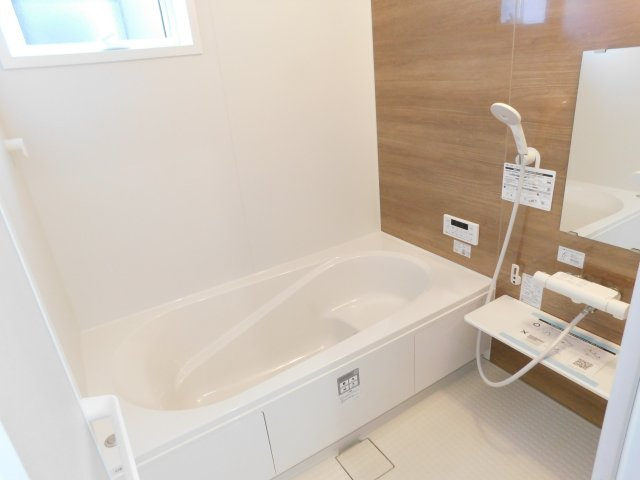 愛西市佐屋町新田の新築一戸建の浴室|◇浴室◇　　広い１坪サイズ（ＬＩＸＩＬ）・浴室暖房乾燥機・断熱浴槽・エコベンチ浴槽・お手入れ楽々カウンター・キレイサーモフロア・オートバス・バリアフリーバス・追い焚き・浴室窓あり