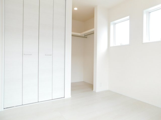 愛西市佐屋町新田の新築一戸建の洋室|◇１階洋室◇　　南面で明るい洋室４．５帖　うれしい収納２ヵ所完備♪
