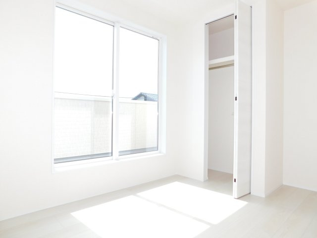 愛西市佐屋町新田の新築一戸建の洋室|◇２階洋室◇　　南面で明るい洋室５．４帖　全居室収納完備♪　バルコニー付き！