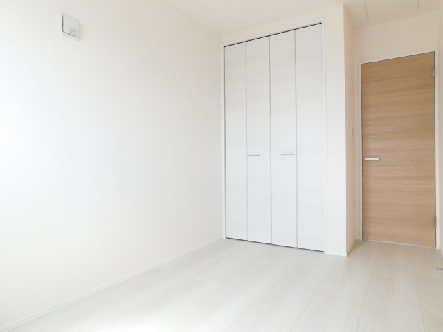愛西市佐屋町新田の新築一戸建の洋室|◇２階洋室◇　　南面で明るい洋室５．０帖　全居室収納完備♪