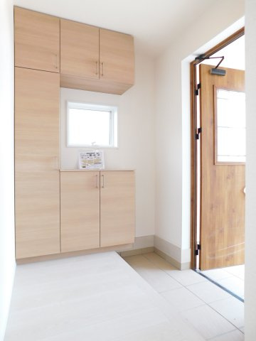 愛西市佐屋町新田の新築一戸建の玄関|◇玄関収納◇　　玄関がスッキリ片付く大容量収納♪