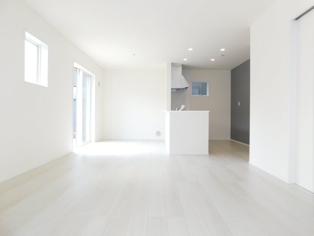 愛西市佐屋町新田の新築一戸建の居間・リビング|◇リビング◇　　南面で明るいリビング１６．０帖　心地の良い開放感のあるリビング♪